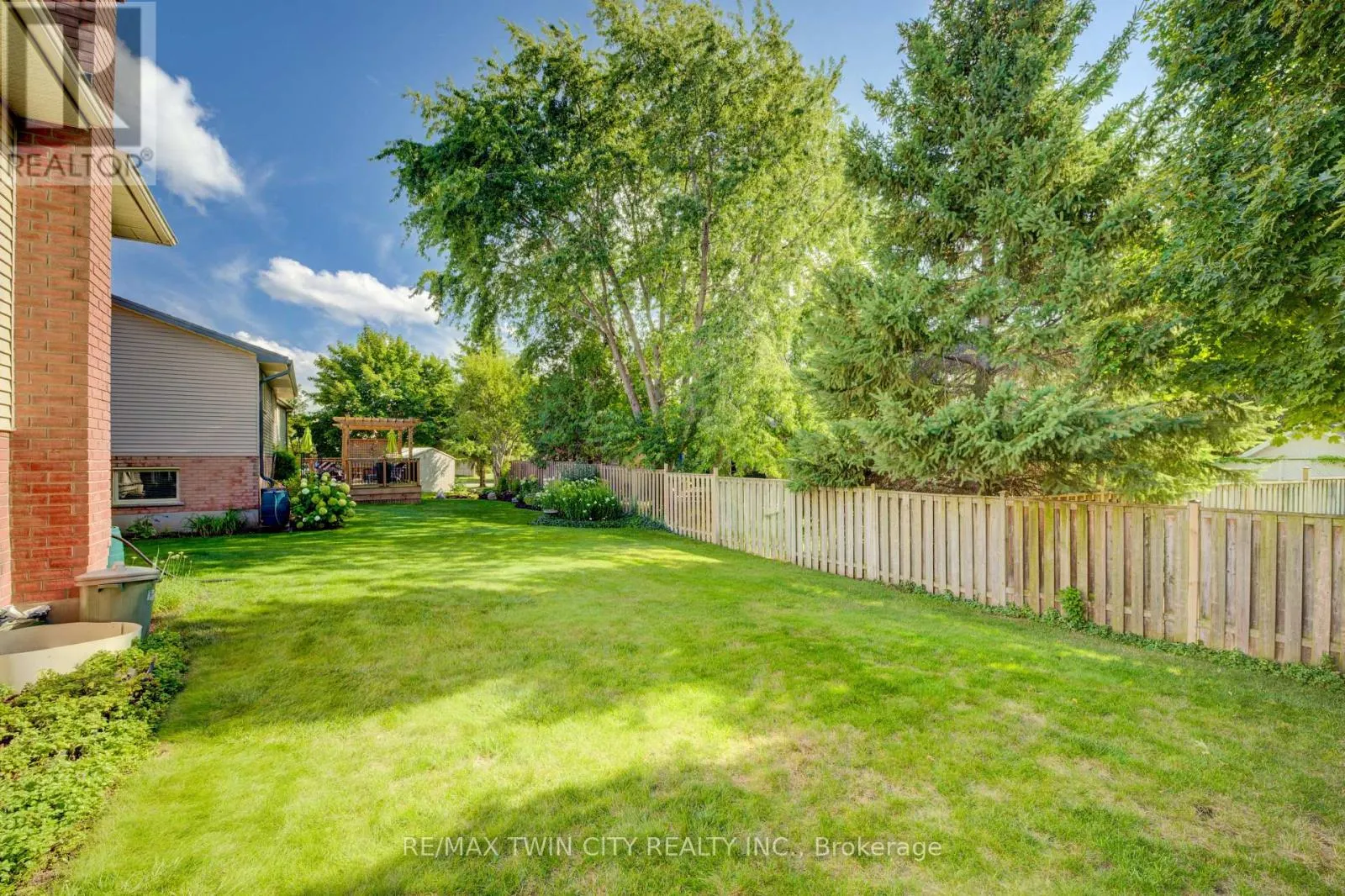 489 NORTHLAKE DRIVE