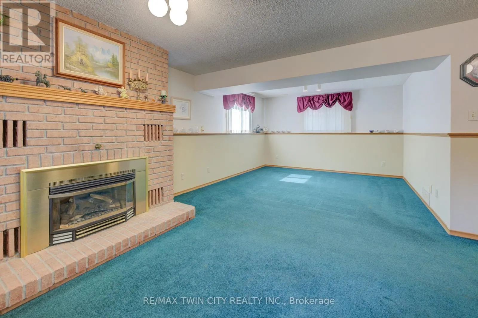 489 NORTHLAKE DRIVE