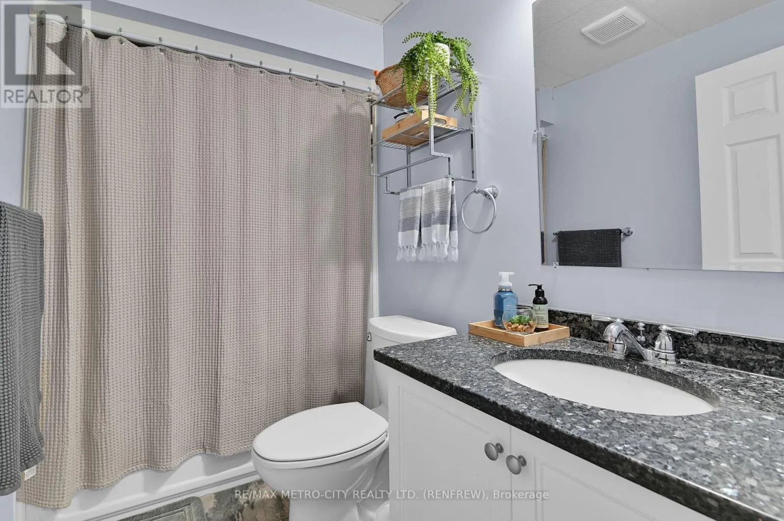 35 LAKERIDGE TRAIL