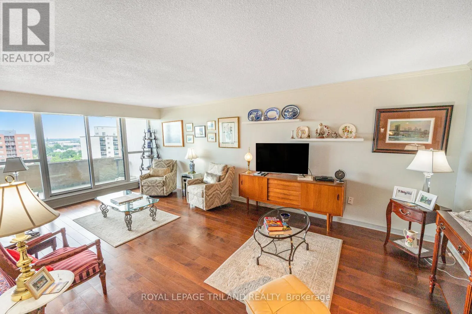 1401 - 389 DUNDAS STREET, #1401