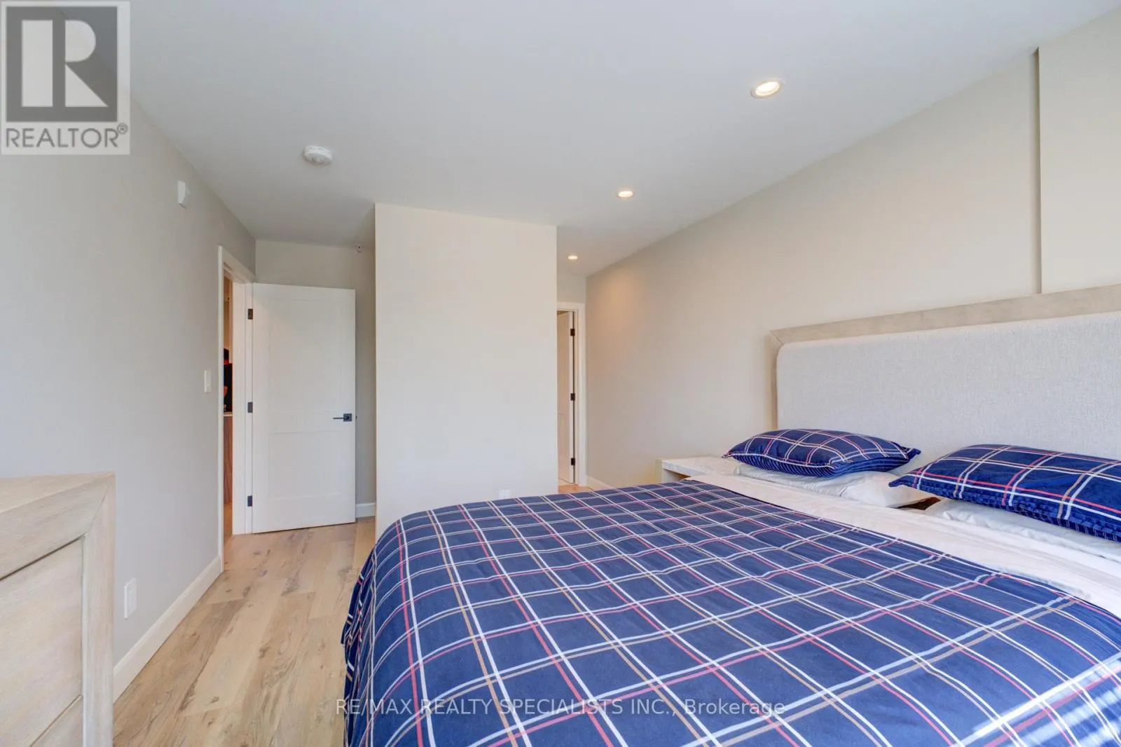 208 - 34 NORMAN STREET S