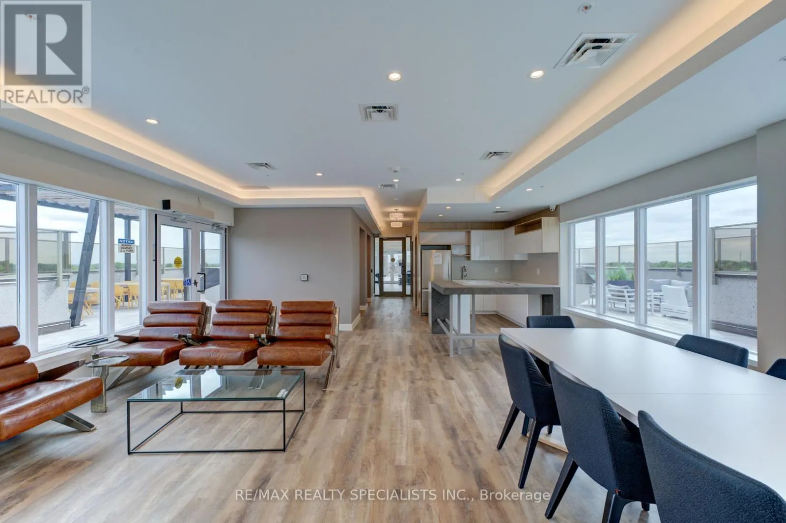 208 - 34 NORMAN STREET S