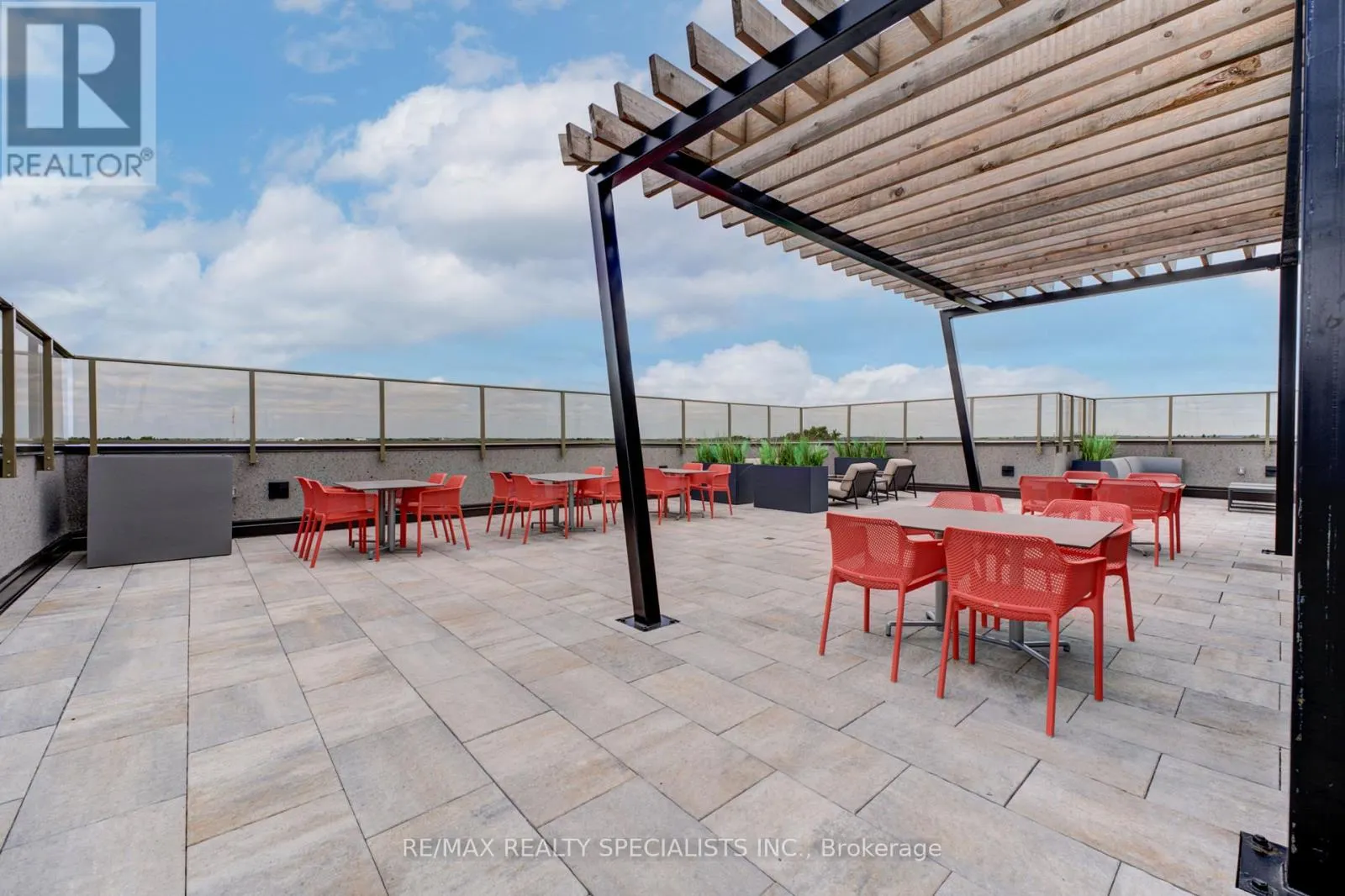 208 - 34 NORMAN STREET S