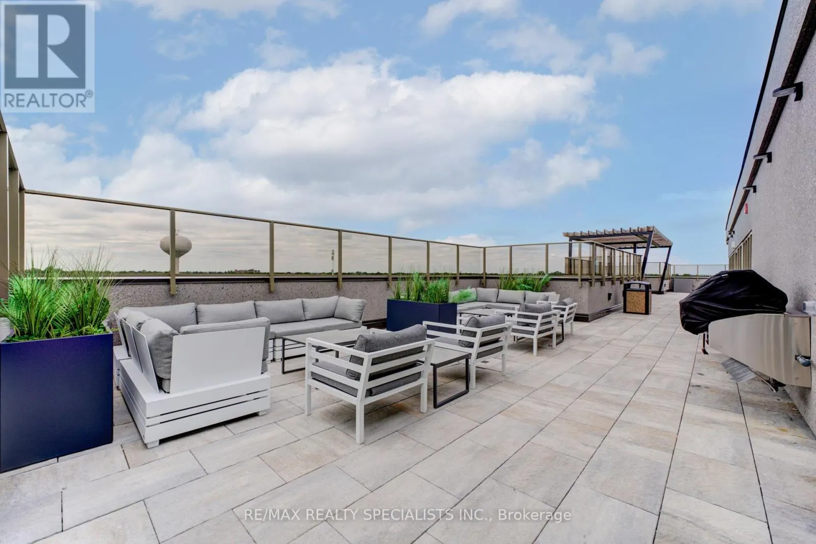 208 - 34 NORMAN STREET S