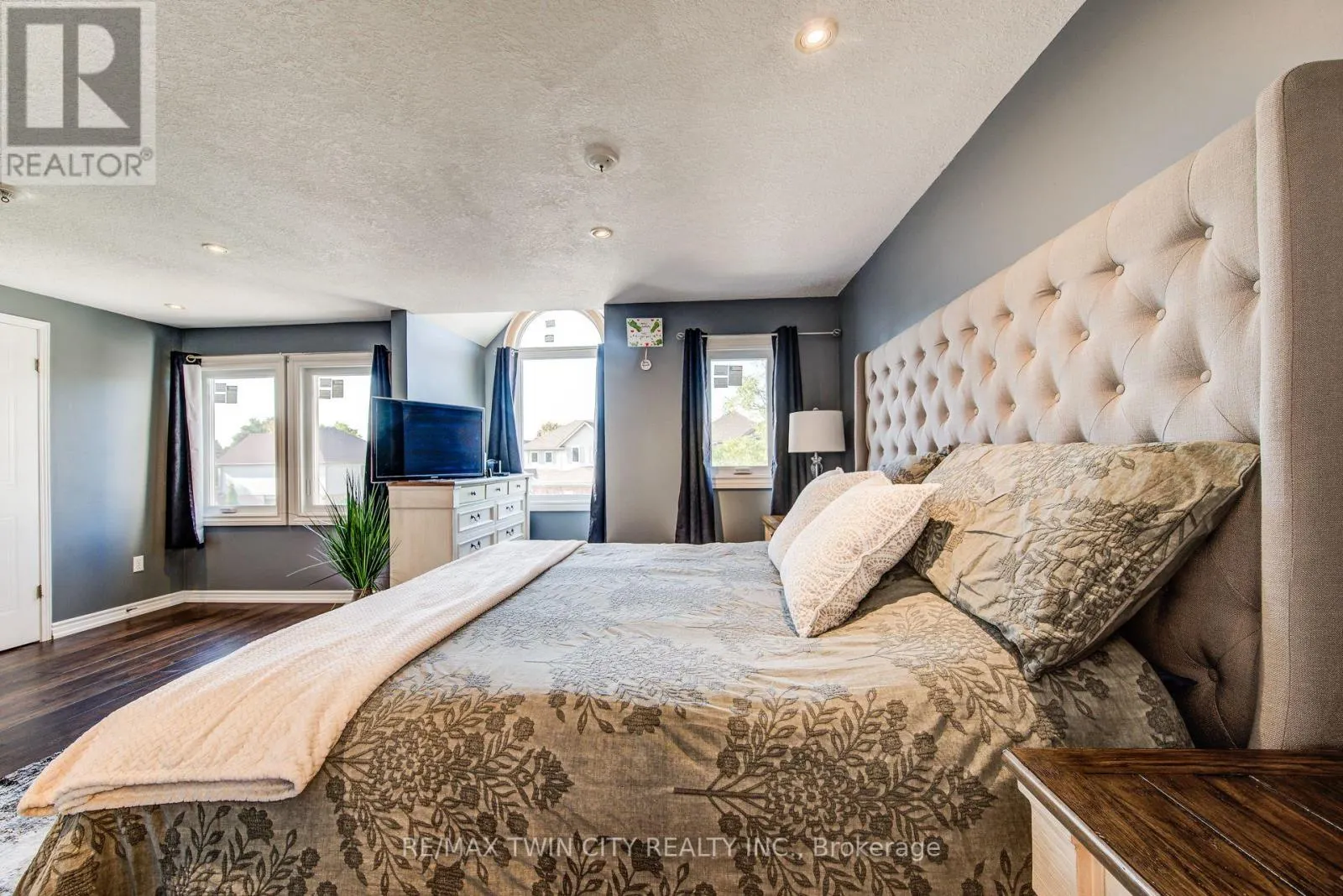 112 AMANDA WALK