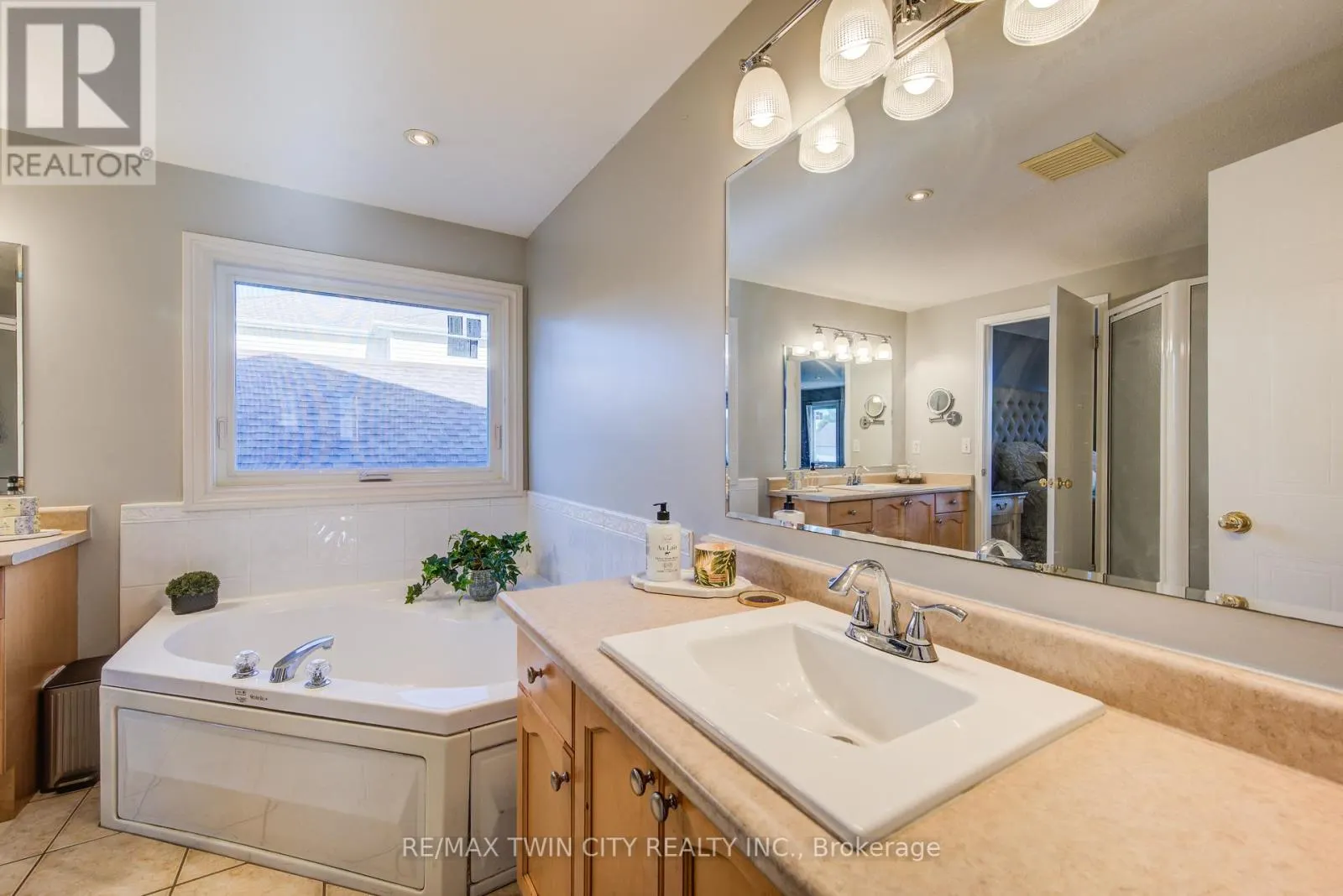 112 AMANDA WALK