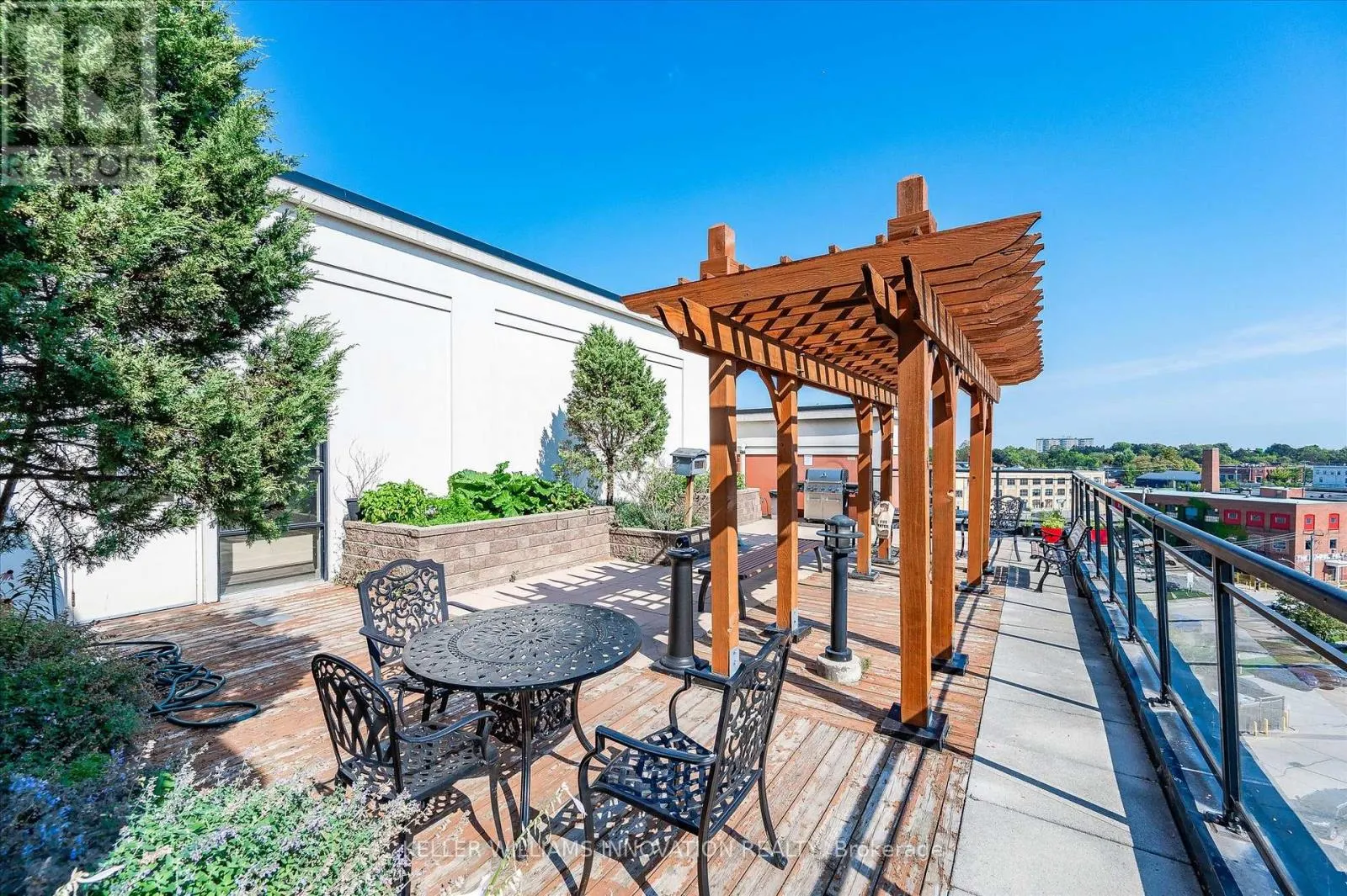 116 - 410 KING STREET W