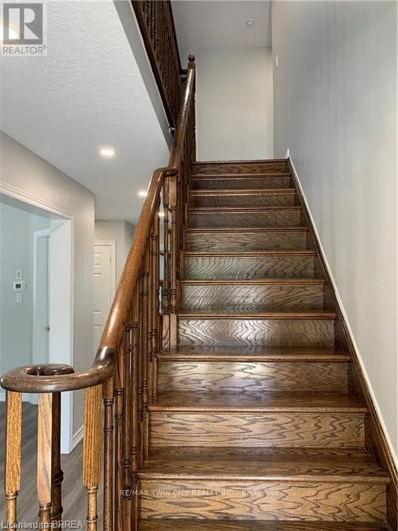 7 HOLLINRAKE AVENUE