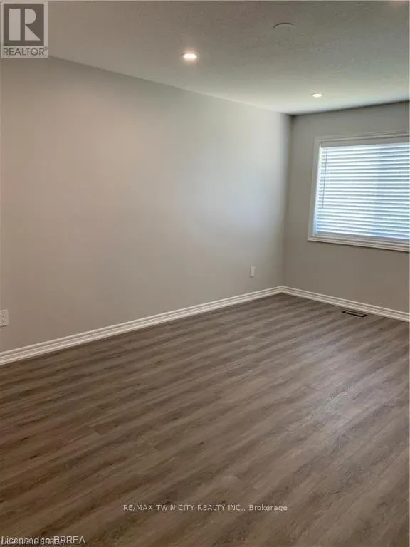 7 HOLLINRAKE AVENUE