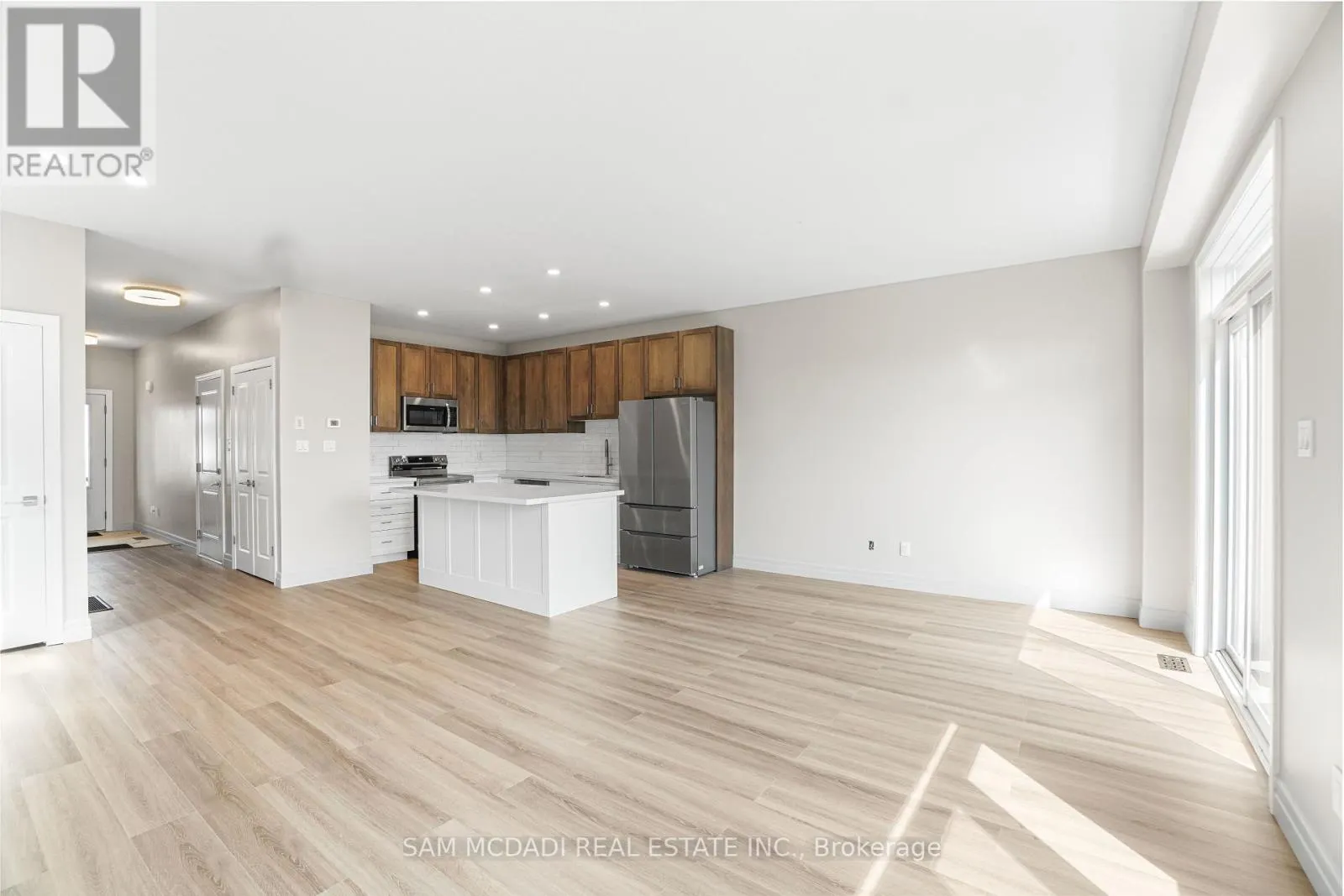 25 - 1023 DEVONSHIRE AVENUE