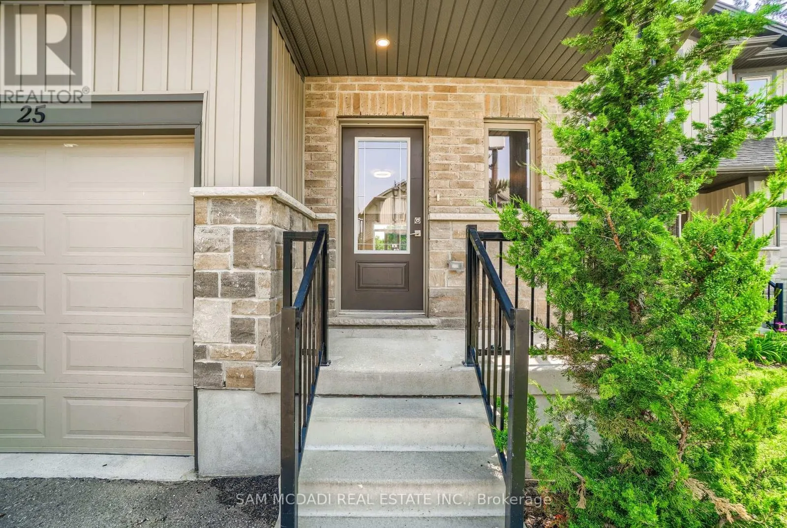25 - 1023 DEVONSHIRE AVENUE