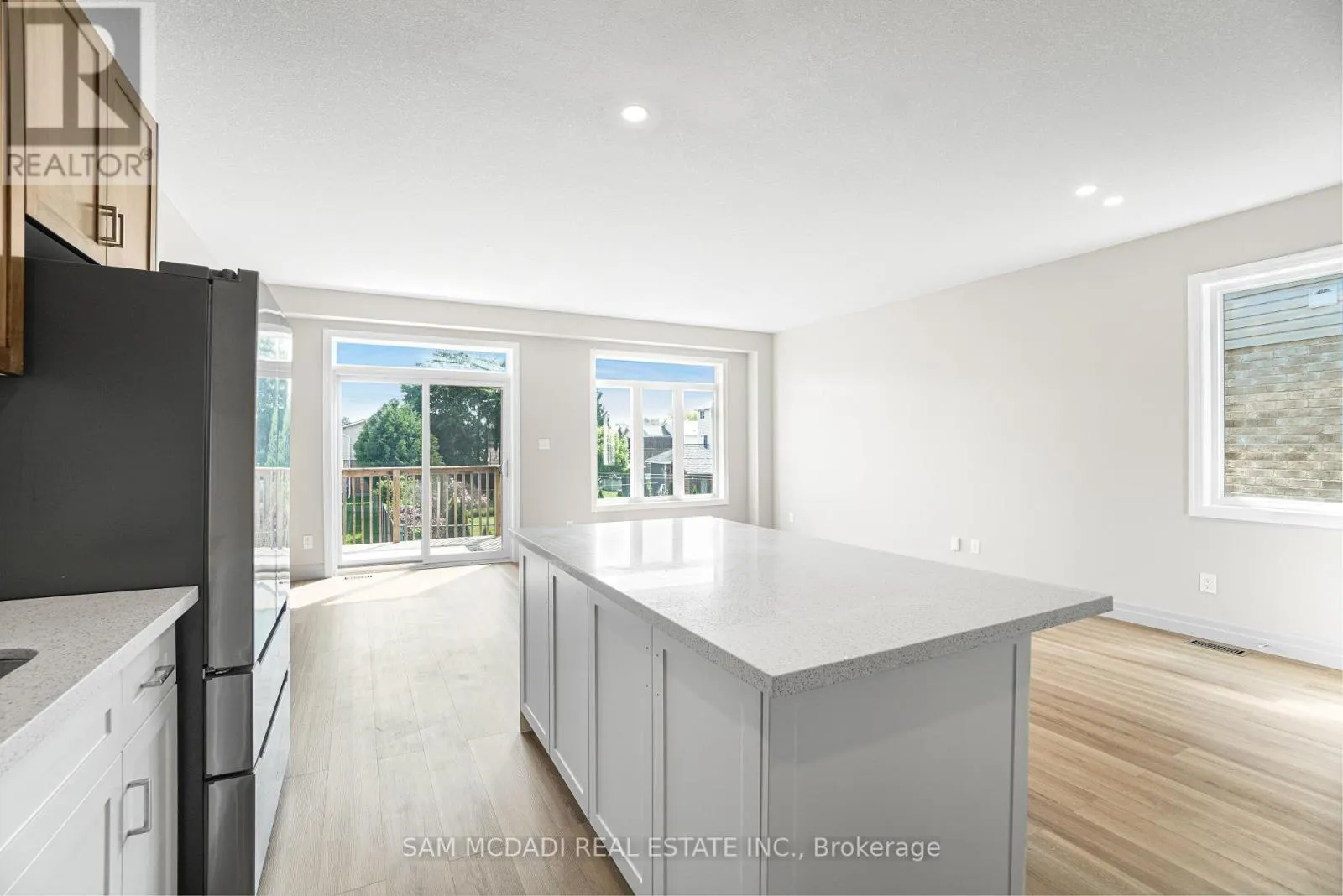 25 - 1023 DEVONSHIRE AVENUE