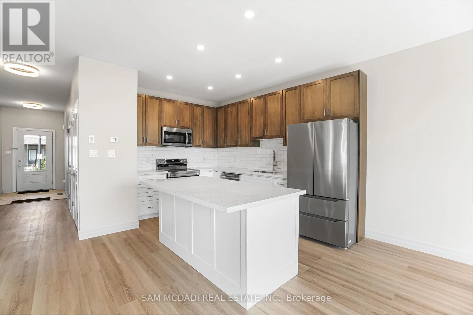 25 - 1023 DEVONSHIRE AVENUE