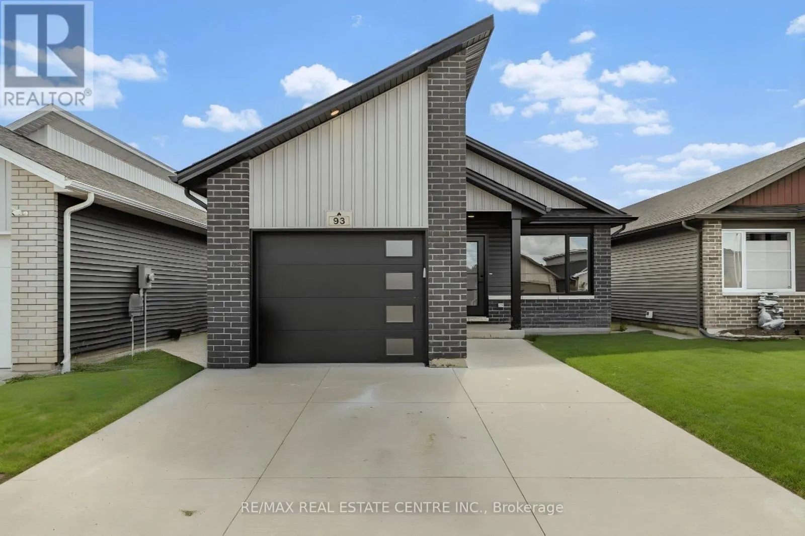 93 MOONSTONE CRESCENT