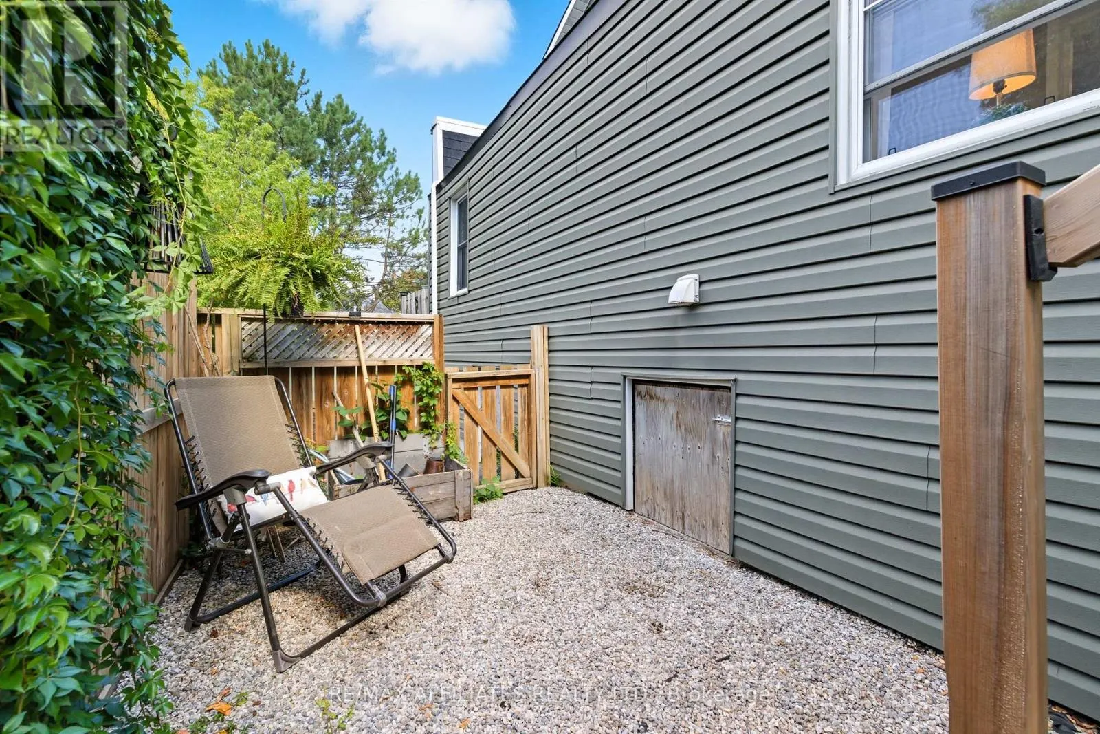 104 BETHUNE STREET