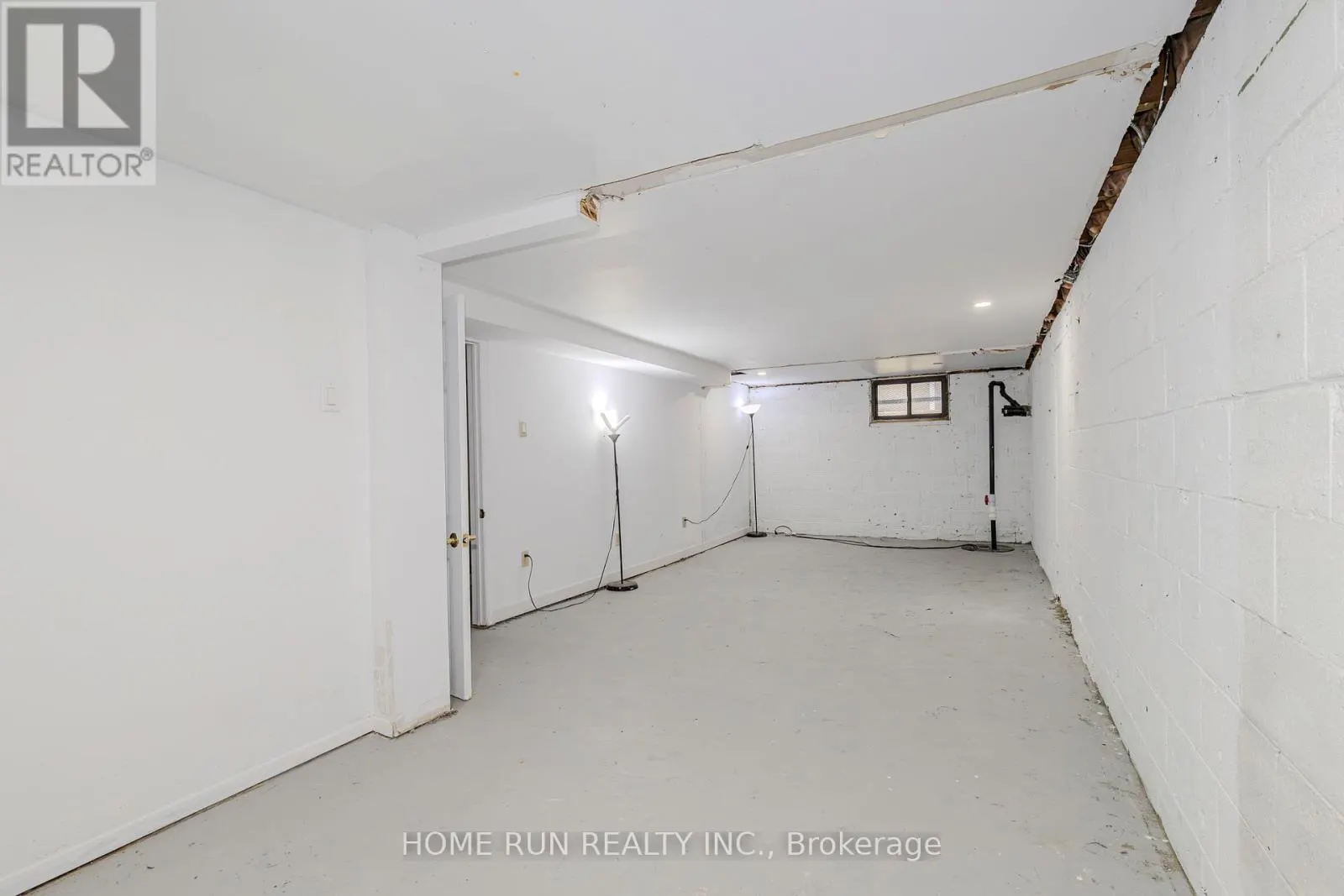 92 MEADOWLANDS DRIVE W