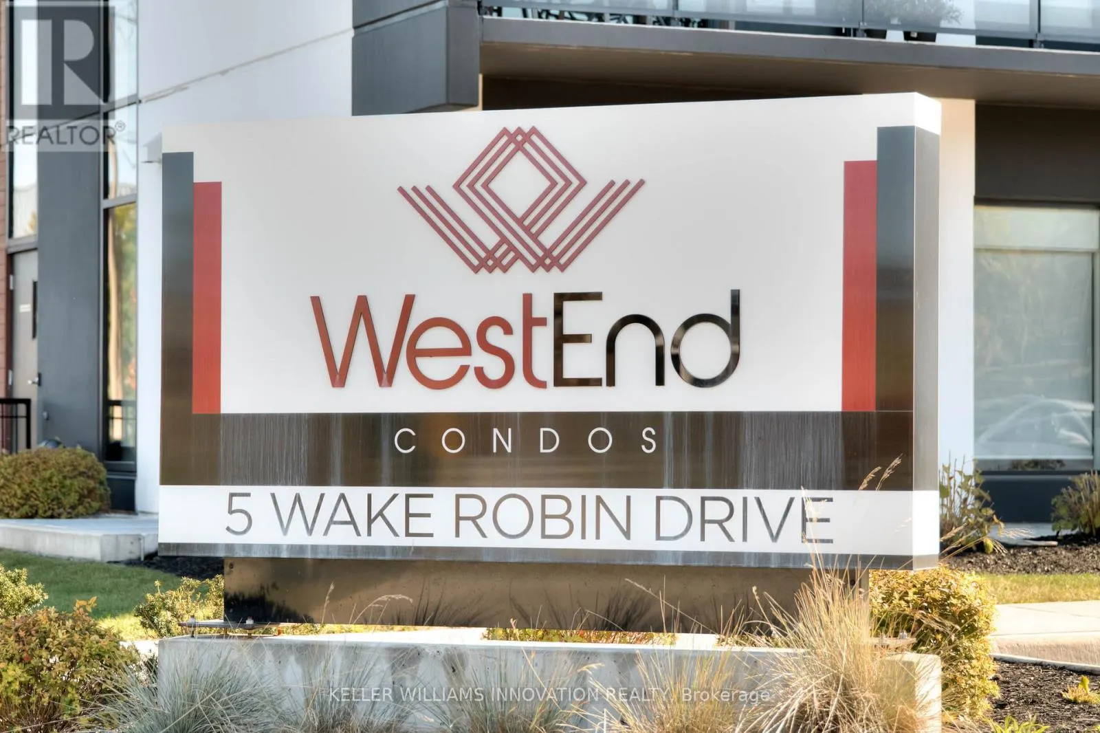 318 - 5 WAKE ROBIN DRIVE