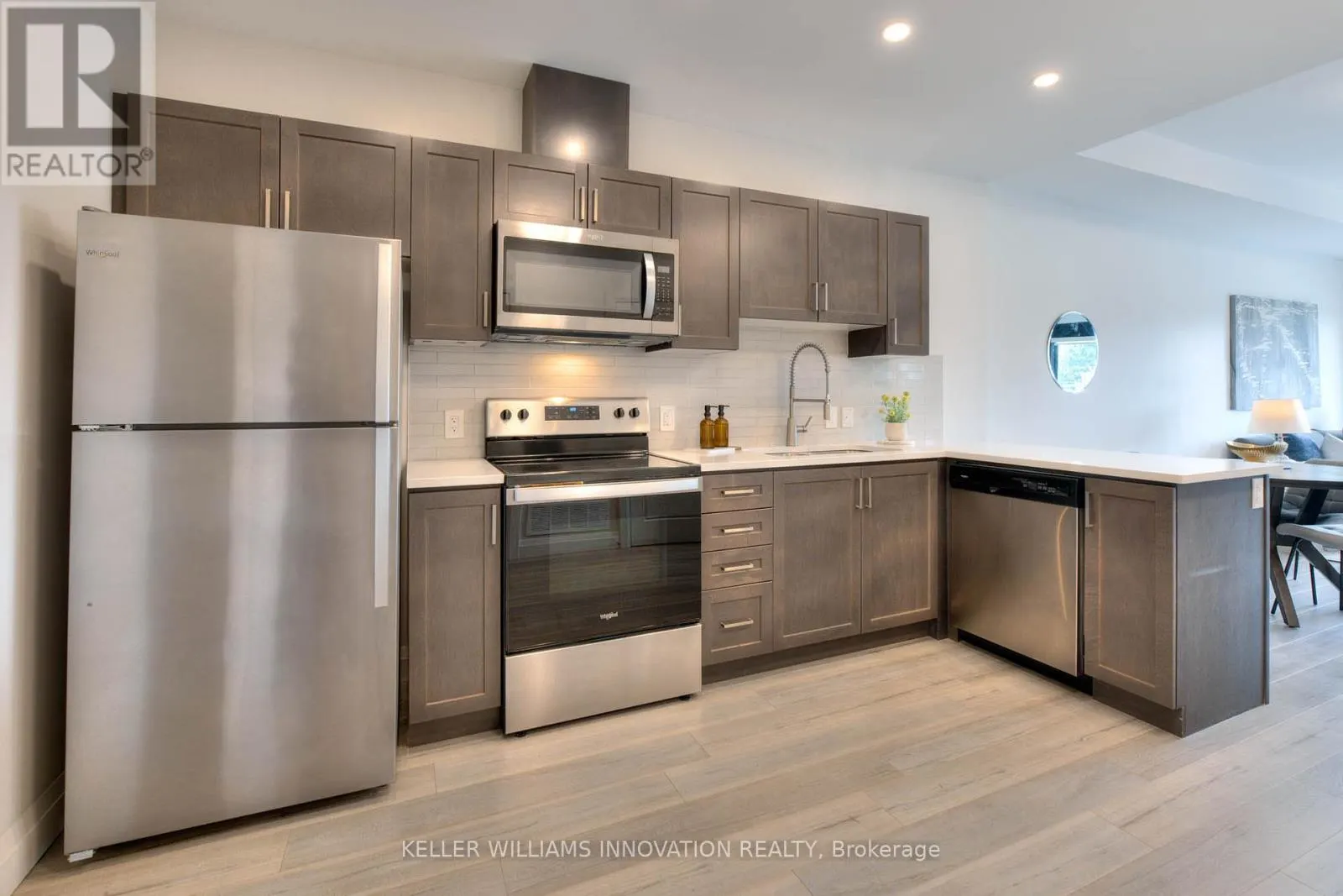 318 - 5 WAKE ROBIN DRIVE