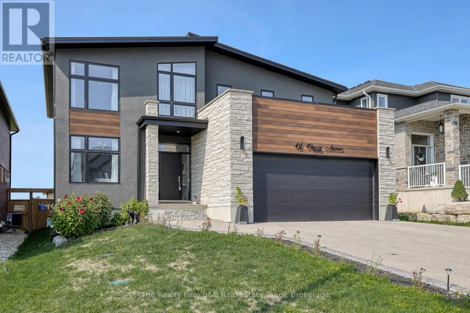 42 PEGGY AVENUE