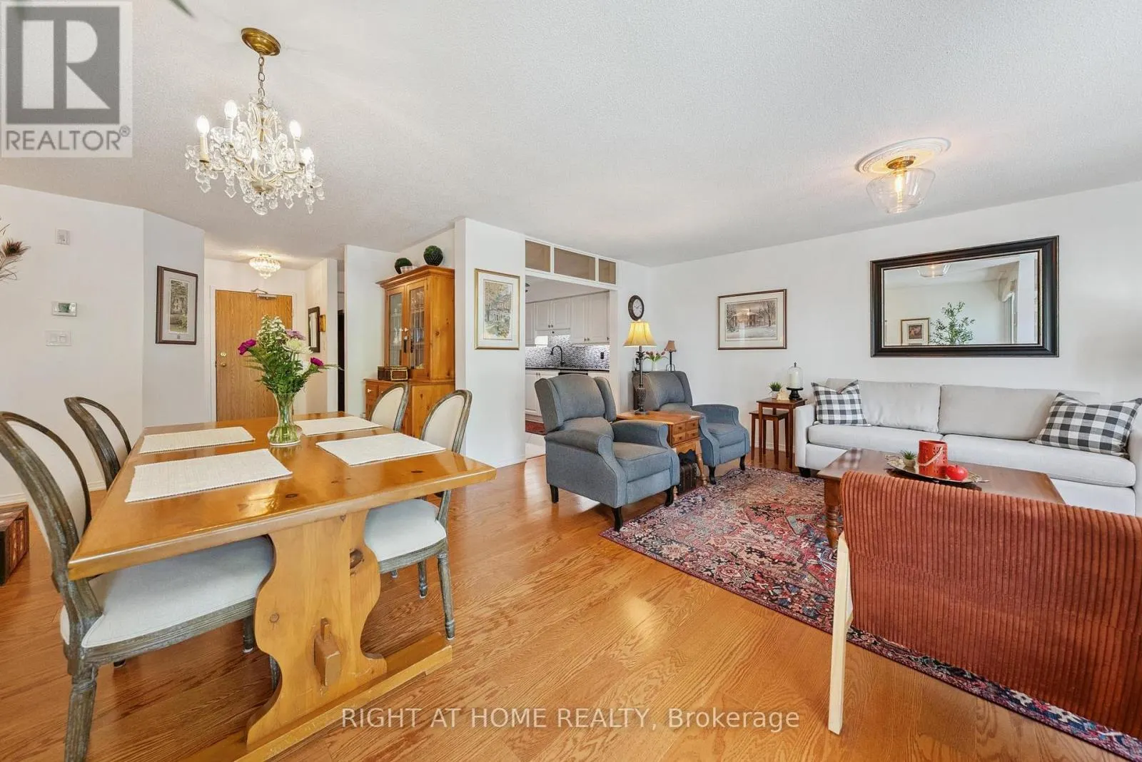 122B - 1099 CLONSILLA AVENUE, #122B