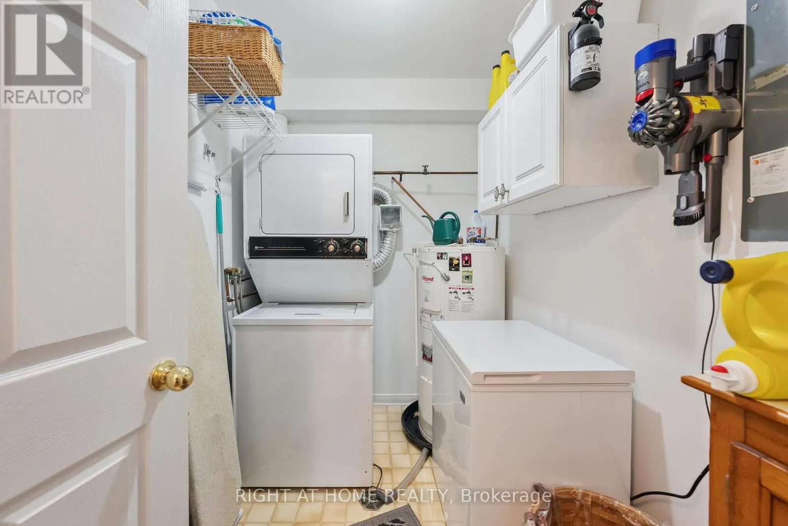 122B - 1099 CLONSILLA AVENUE, #122B