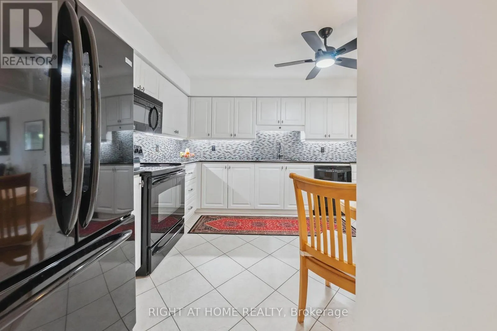 122B - 1099 CLONSILLA AVENUE, #122B