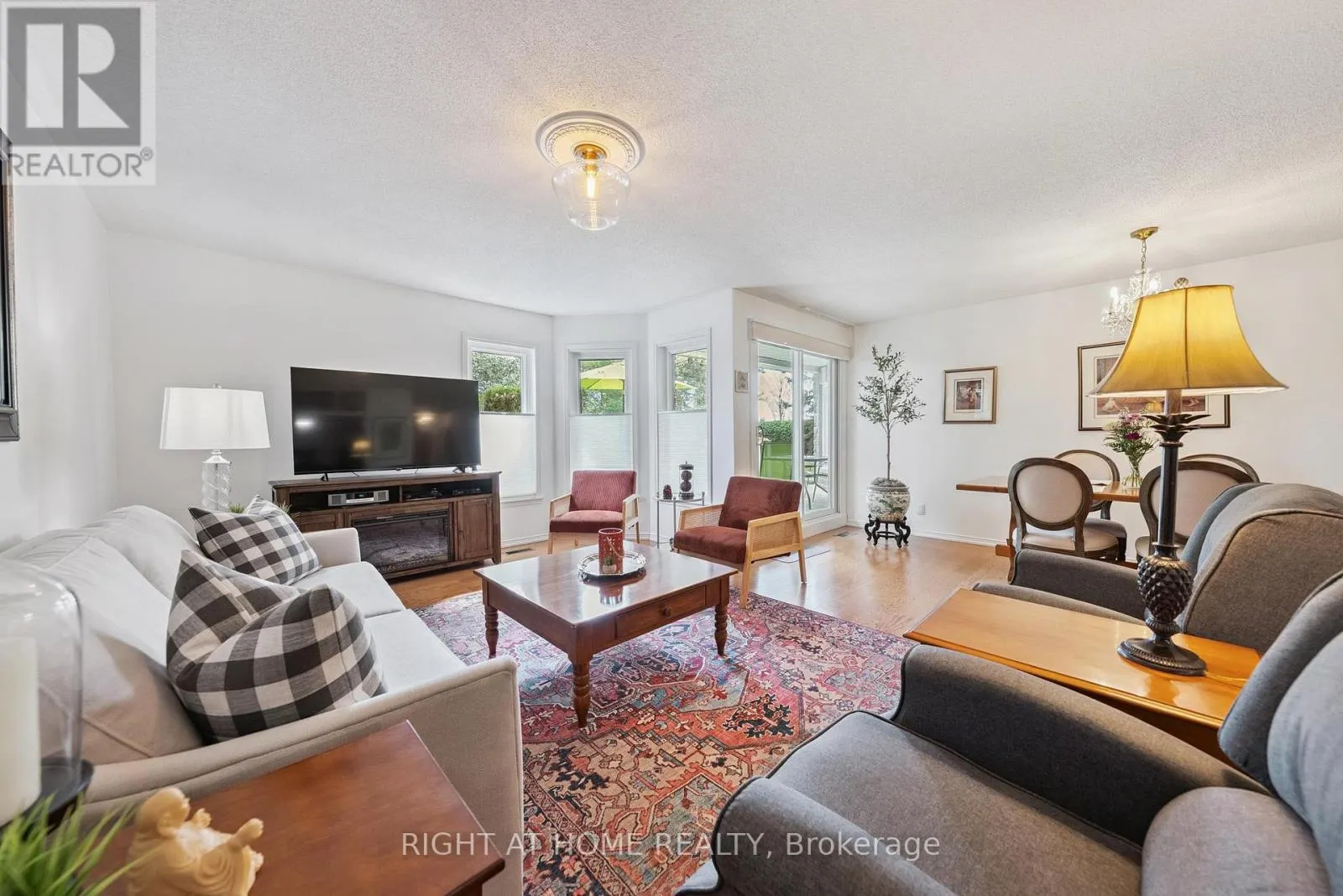 122B - 1099 CLONSILLA AVENUE, #122B