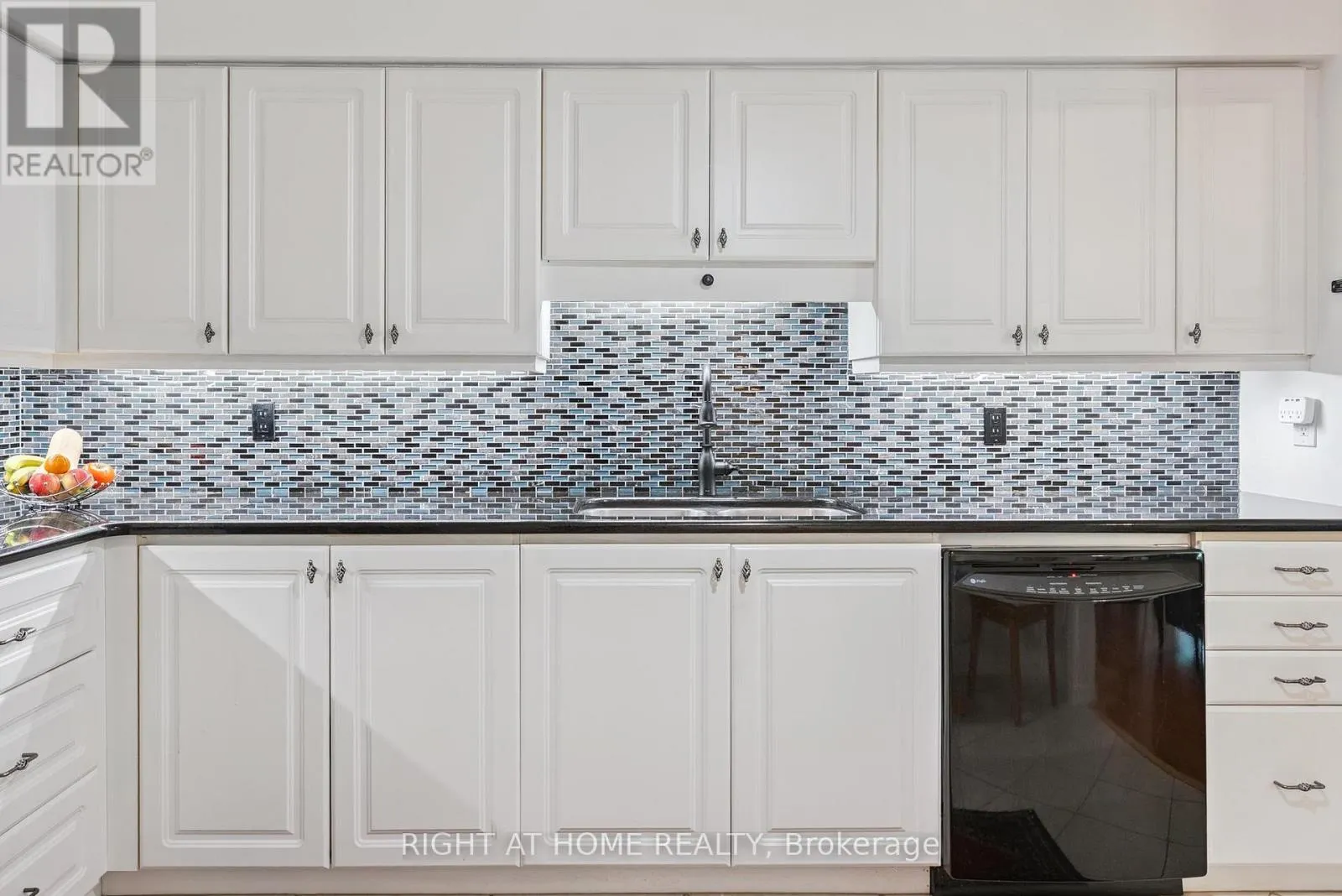 122B - 1099 CLONSILLA AVENUE, #122B