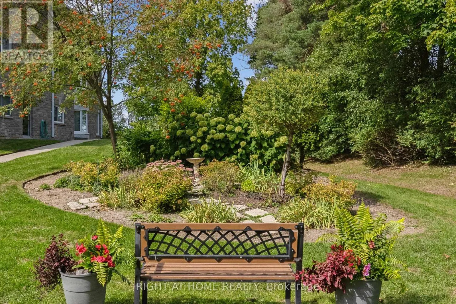 122B - 1099 CLONSILLA AVENUE, #122B