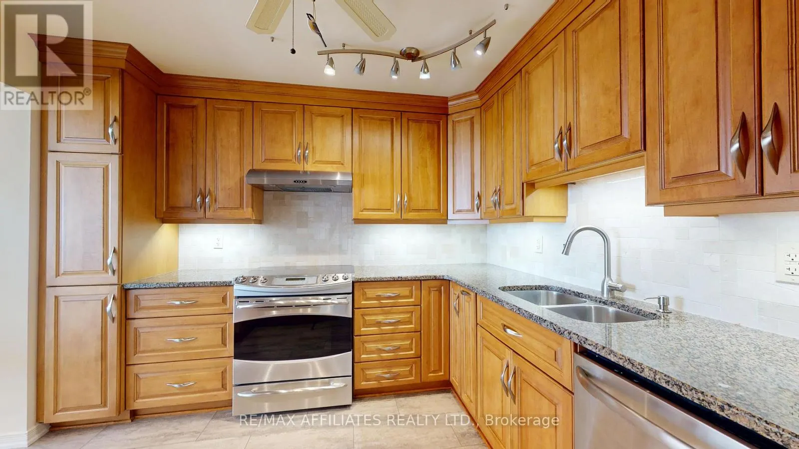 802 - 55 WATER STREET E