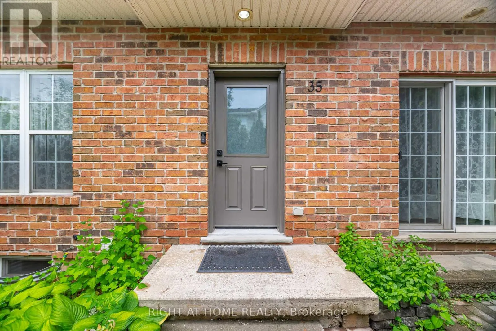35 - 1085 HARROGATE DRIVE