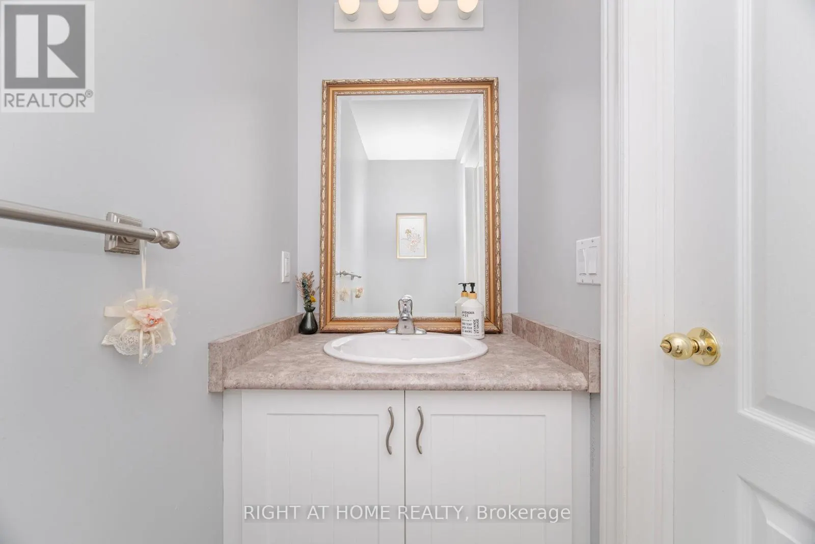 35 - 1085 HARROGATE DRIVE
