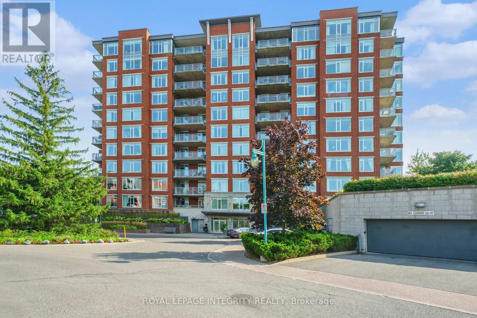 704 - 136 DARLINGTON PRIVATE