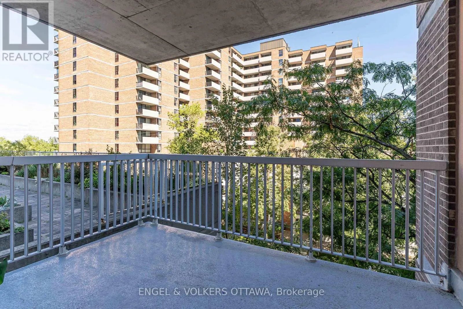 401 - 110 FORWARD AVENUE