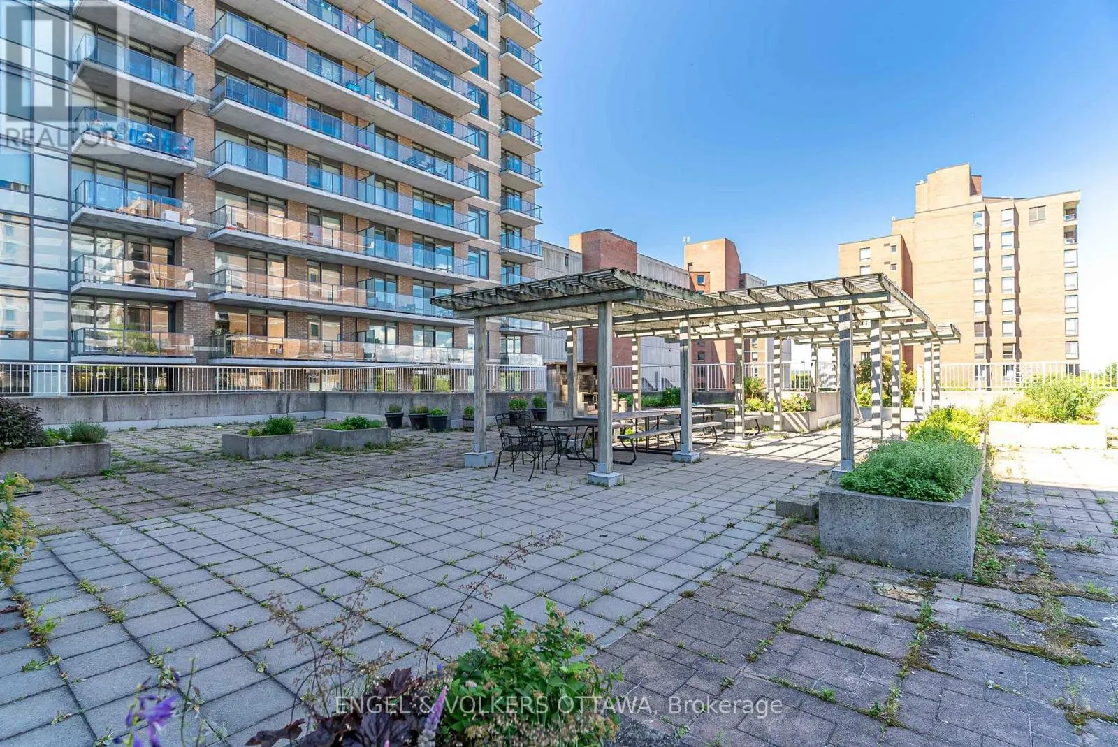 401 - 110 FORWARD AVENUE