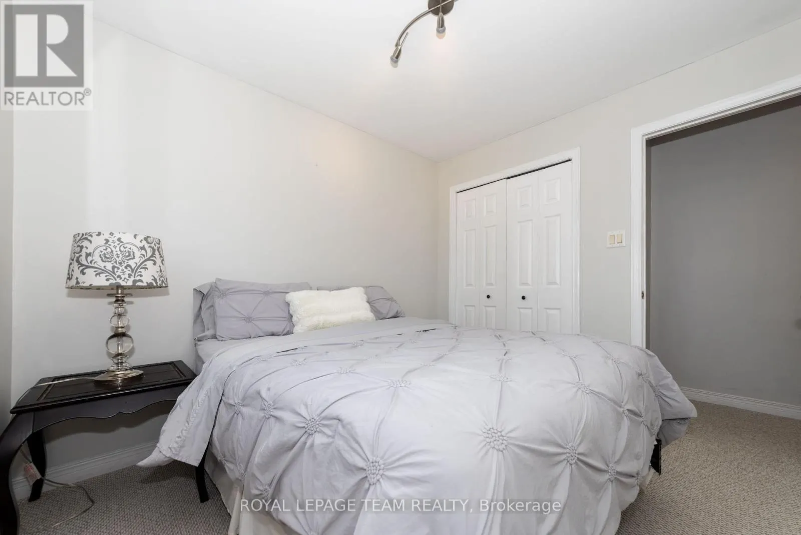 5 SUNDEW COURT W