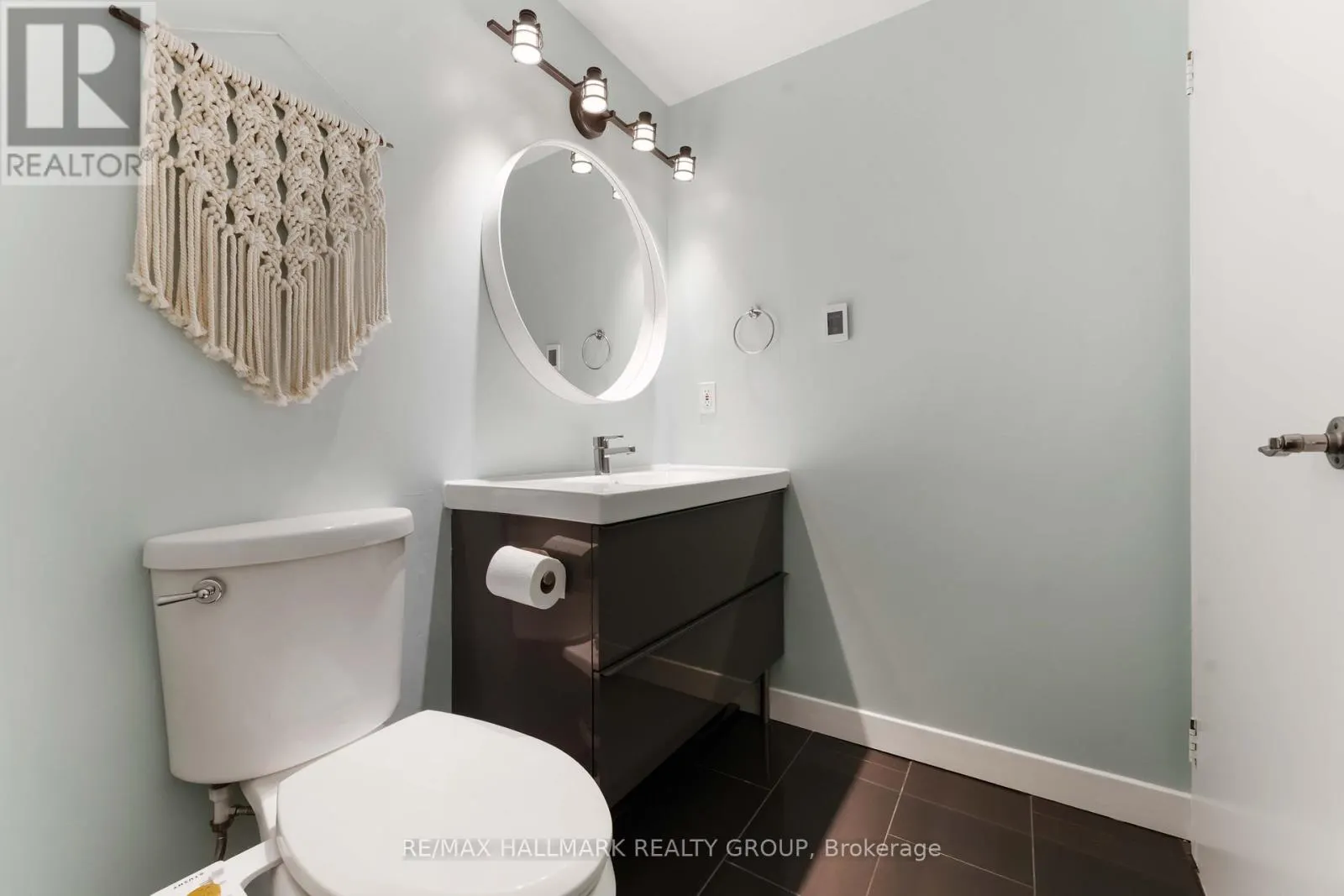 205 - 50 BURNSIDE AVENUE
