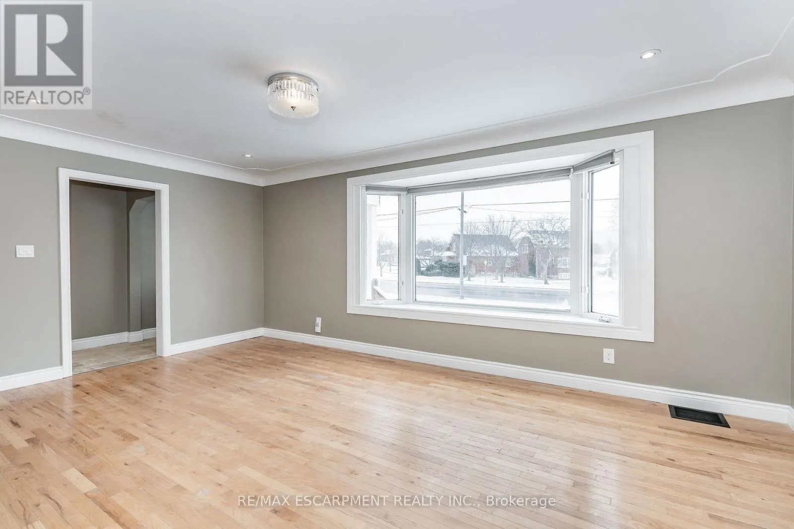 (UPPER) - 317 KING STREET E