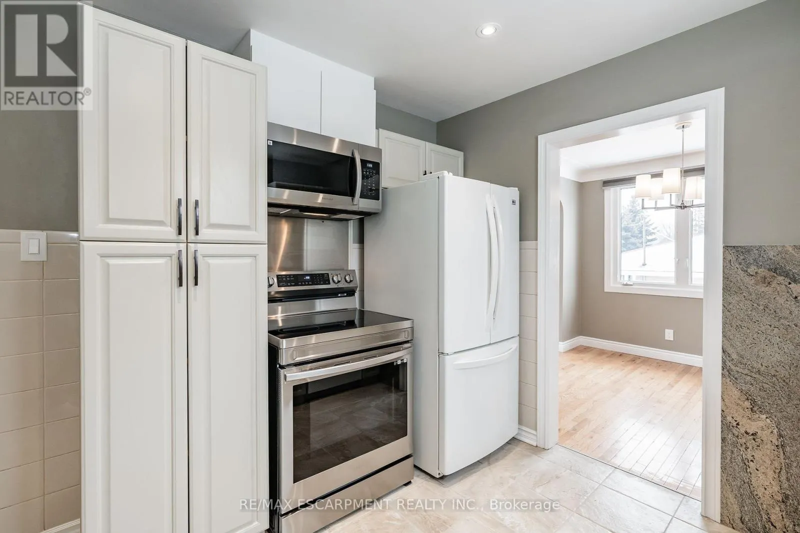 (UPPER) - 317 KING STREET E