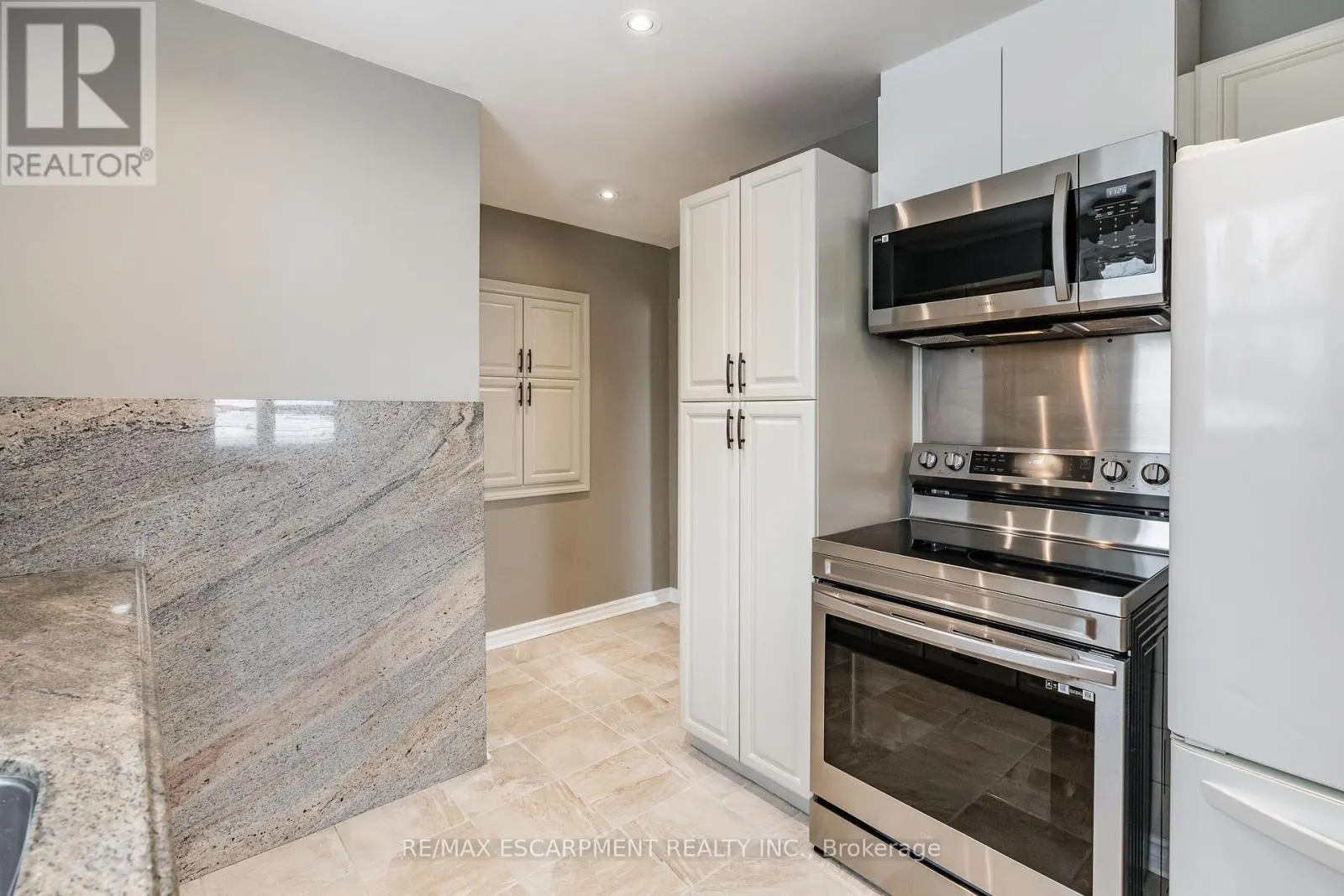 (UPPER) - 317 KING STREET E