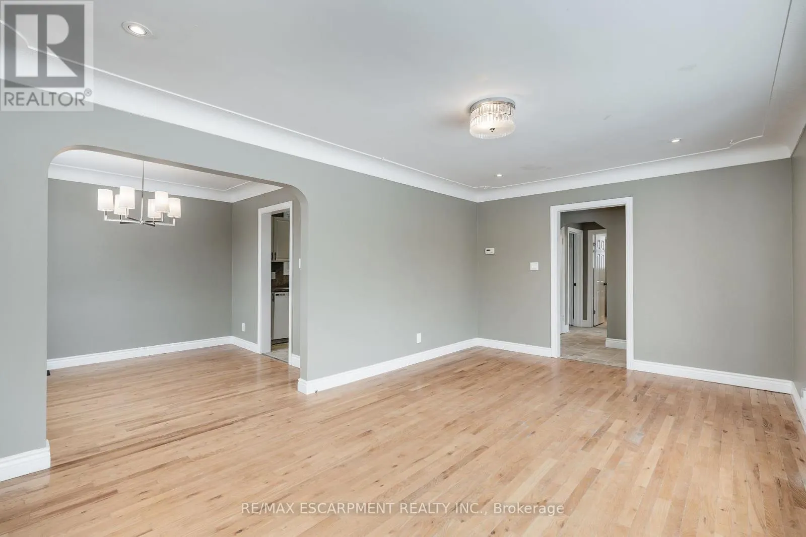 (UPPER) - 317 KING STREET E