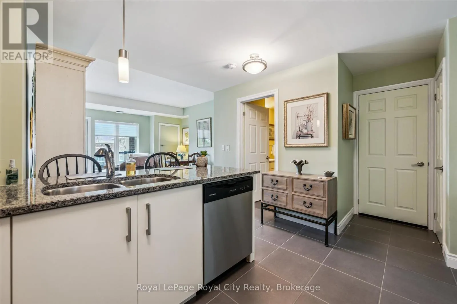 202 - 106 BARD BOULEVARD, #202