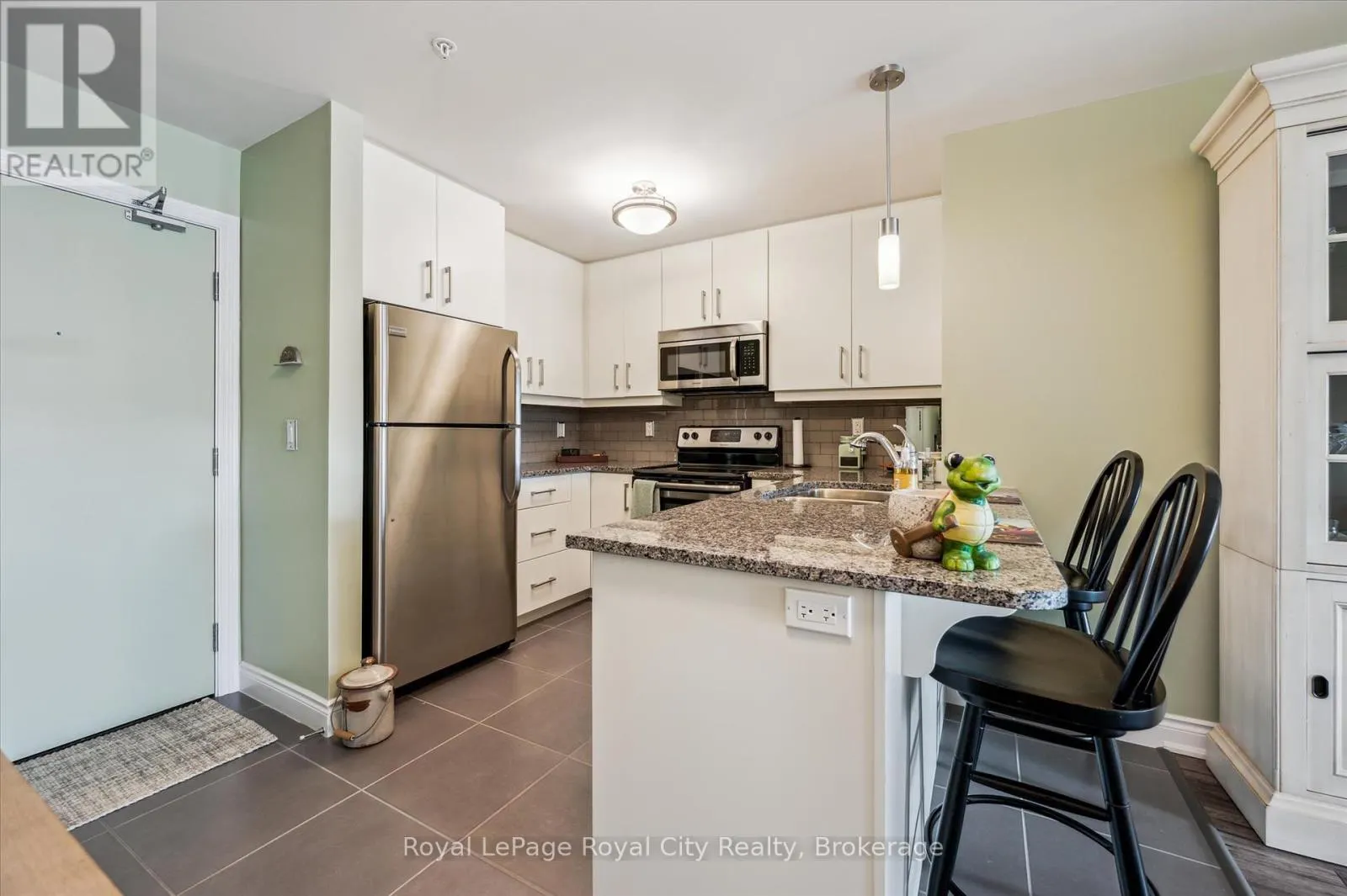 202 - 106 BARD BOULEVARD, #202