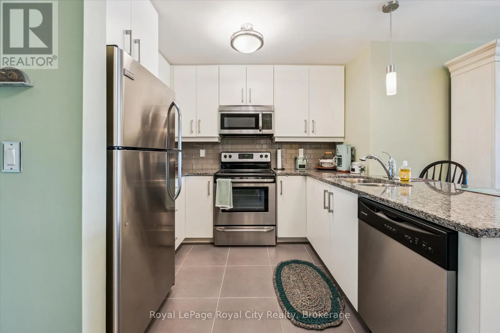 202 - 106 BARD BOULEVARD, #202