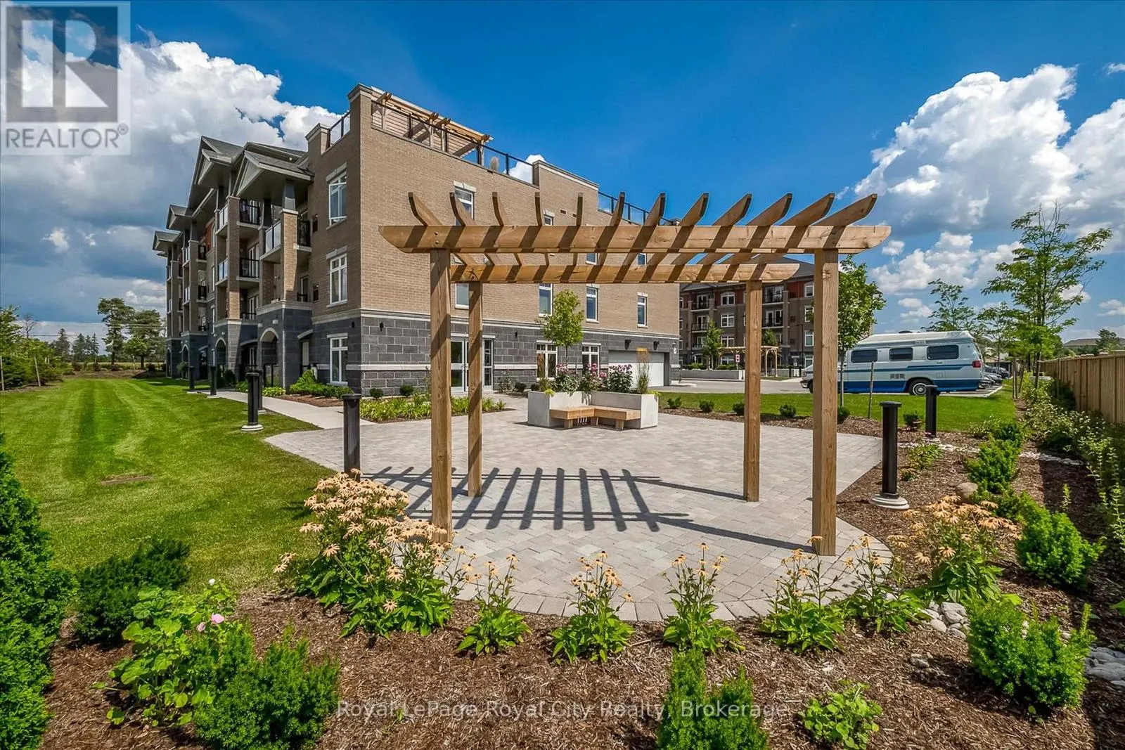 202 - 106 BARD BOULEVARD, #202