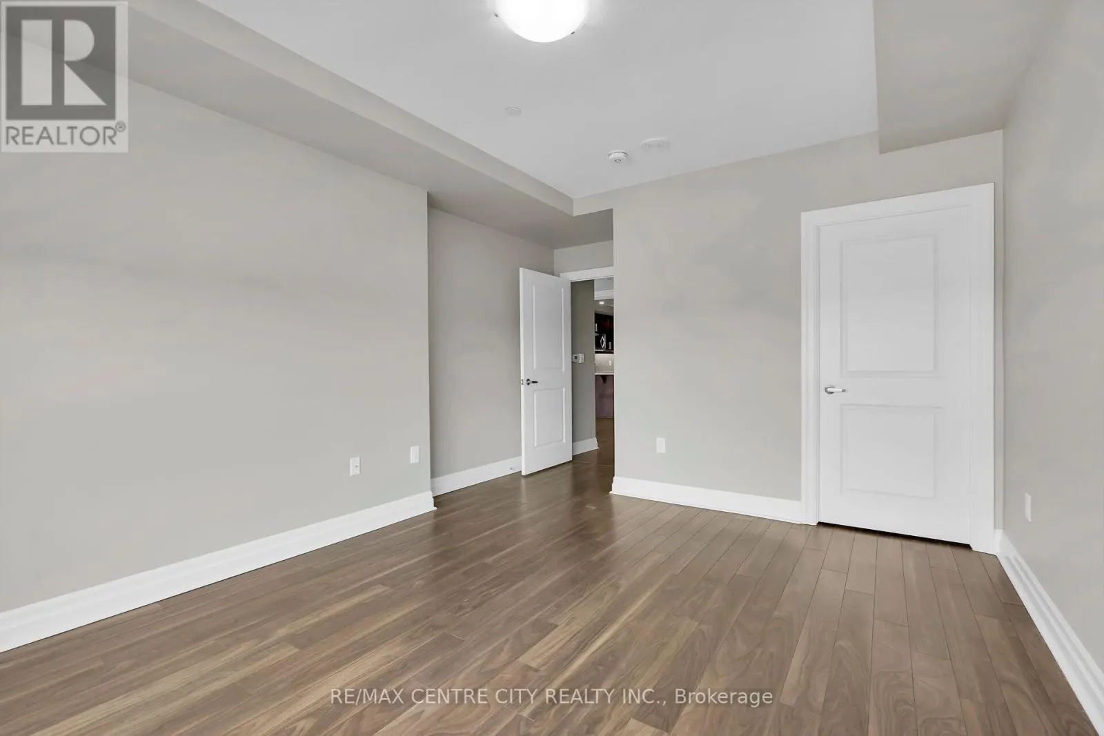 801 - 260 VILLAGEWALK BOULEVARD, #801