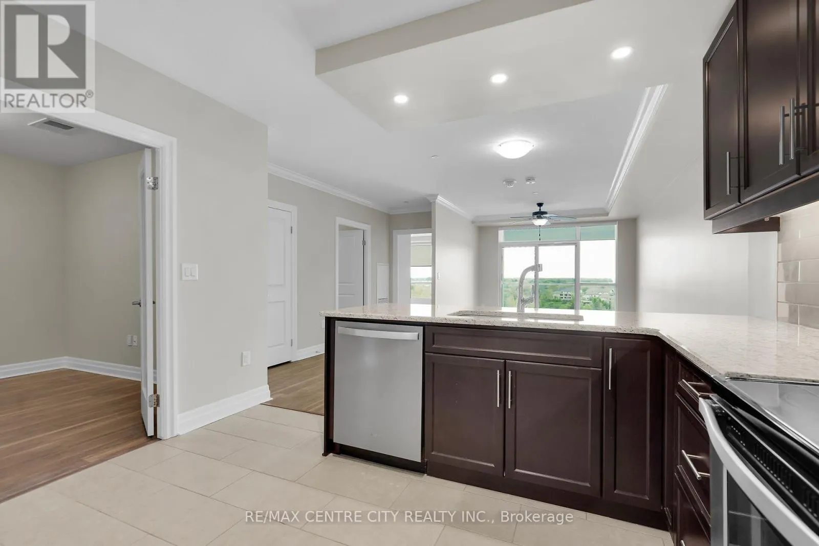 801 - 260 VILLAGEWALK BOULEVARD, #801