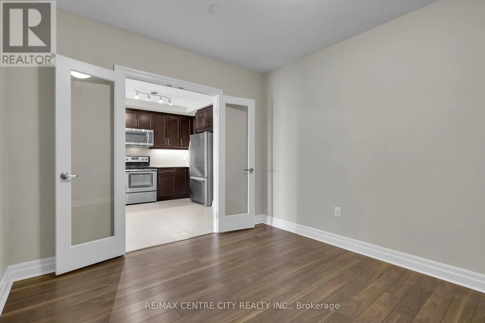 801 - 260 VILLAGEWALK BOULEVARD, #801
