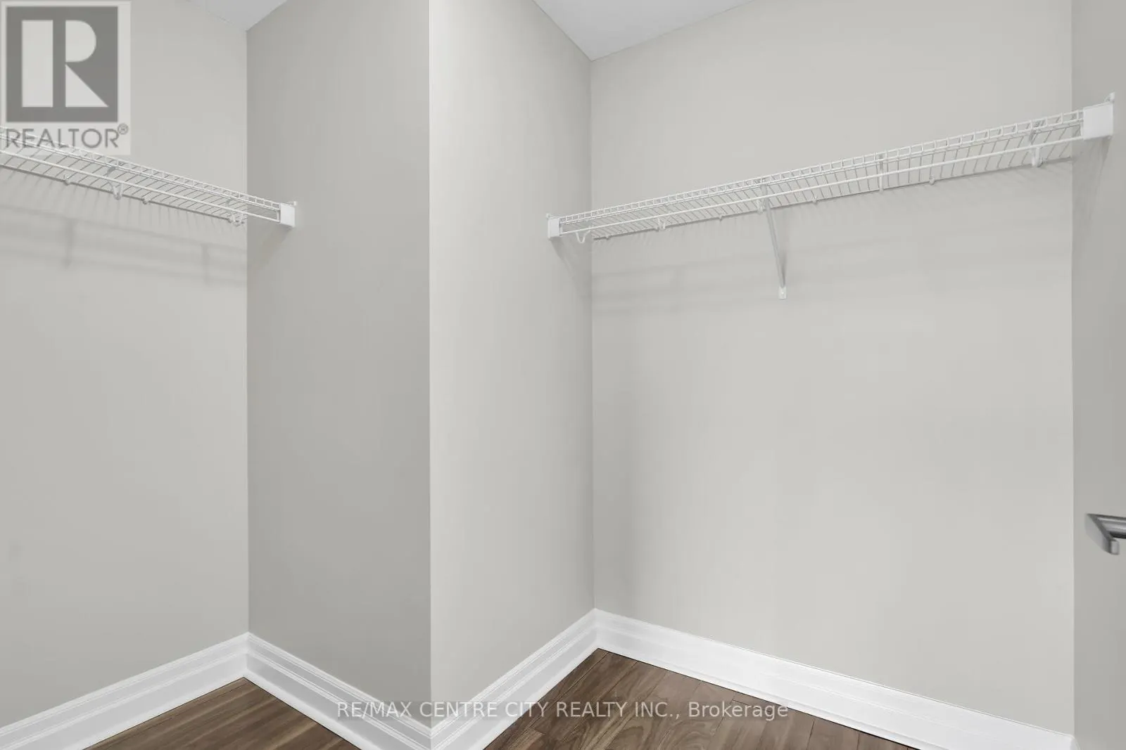 801 - 260 VILLAGEWALK BOULEVARD, #801