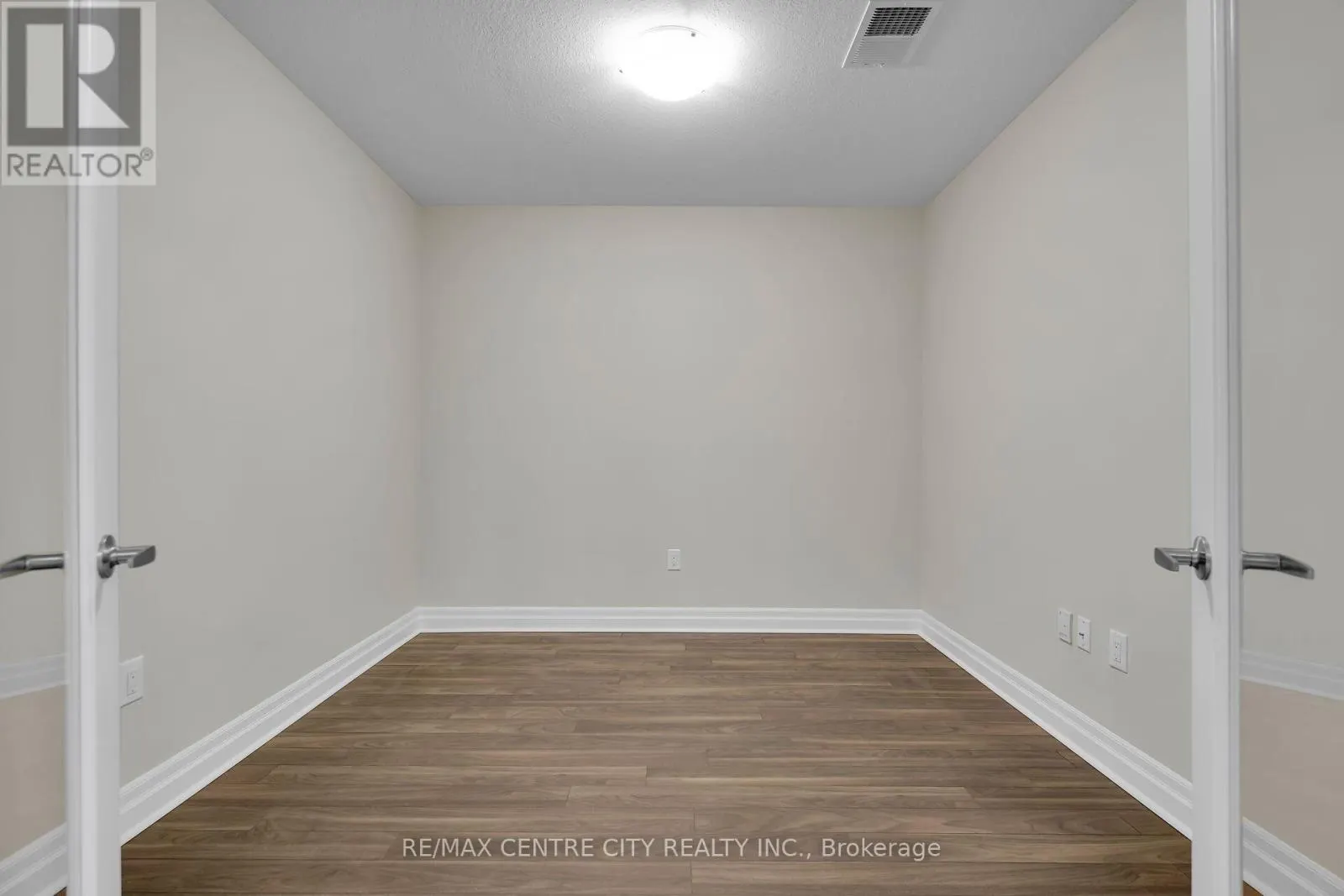 801 - 260 VILLAGEWALK BOULEVARD, #801